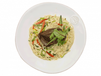 Телячьи щеки с орзу и овощами